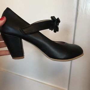Vintage black heels with bows